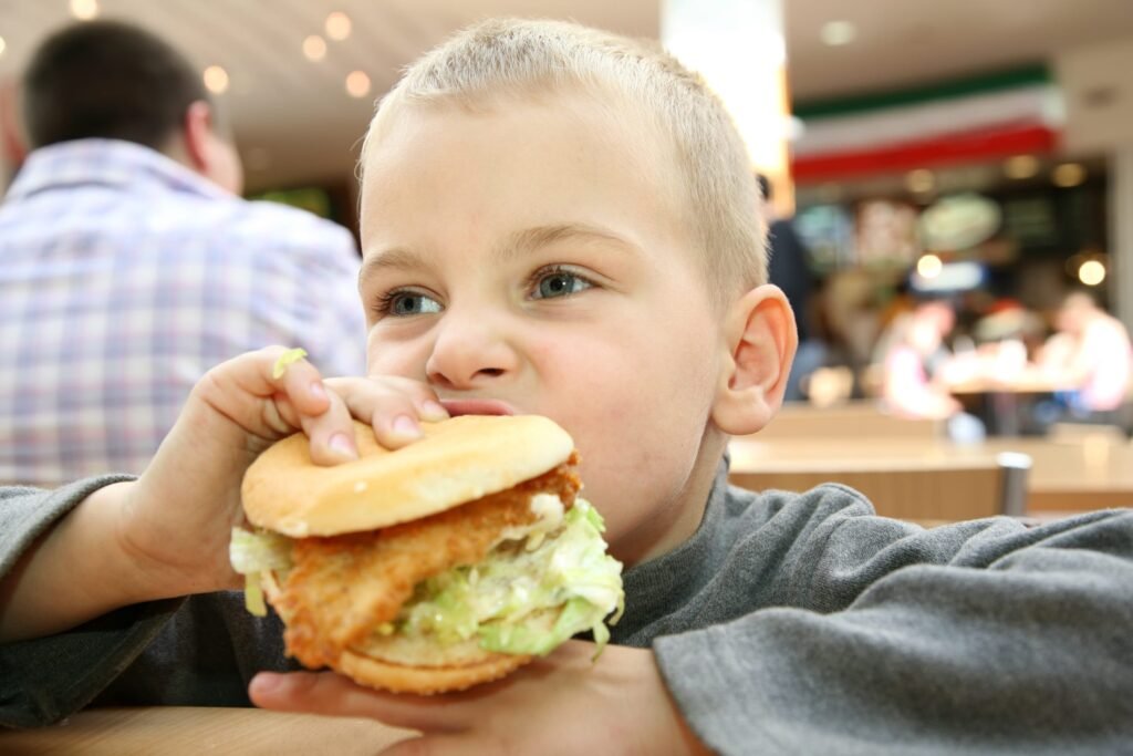 Genitori attenti troppi hamburger e merendine possono causare ai bambini asma e eczemi