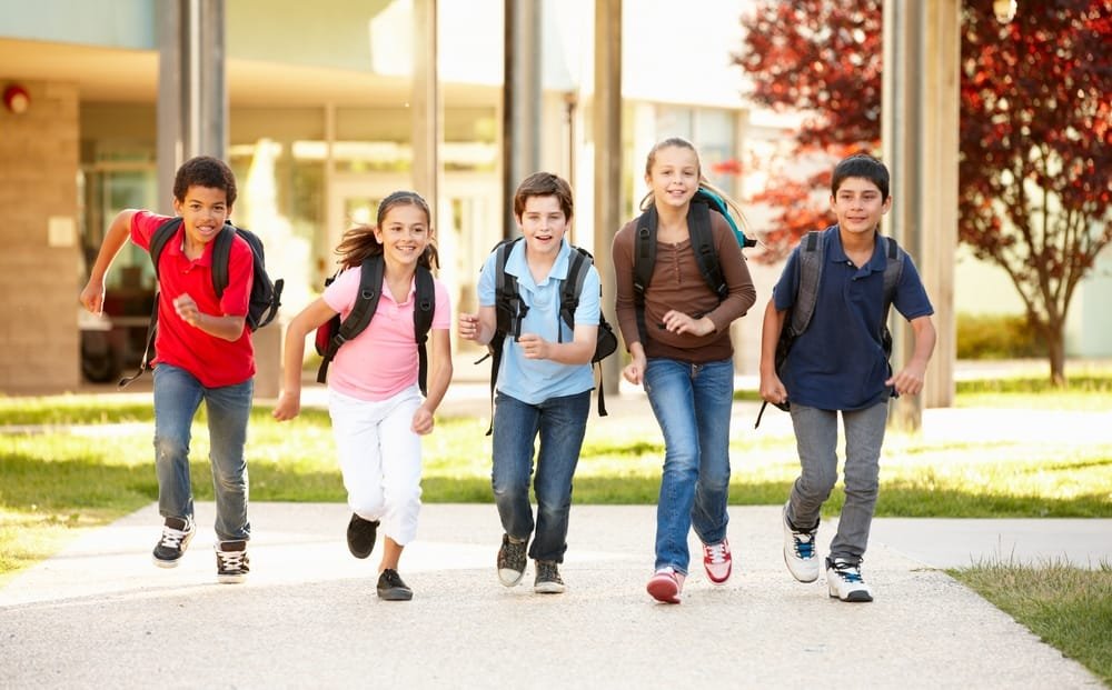 andare scuola piedi vantaggi benefici bambini progetto piedibus video