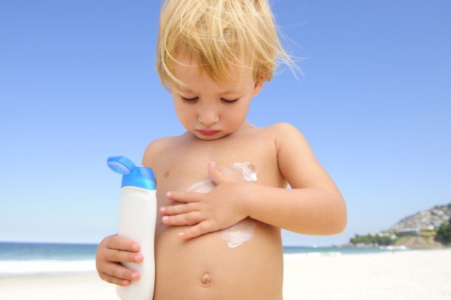 bambini spiaggia consigli protezione sole 1