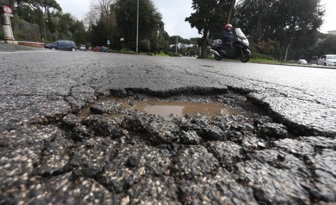 buche in strada causate pioggia roma corruzione appalti manutenzione stradale 1