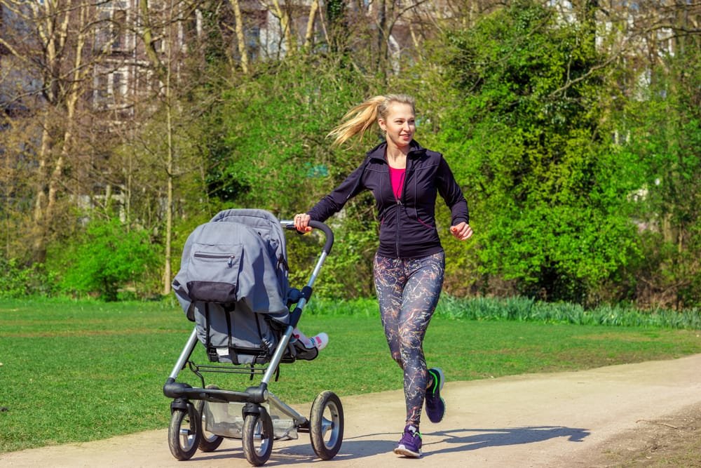 ginnastica con bambino piccolo esercizi con passeggino corpo libero 1