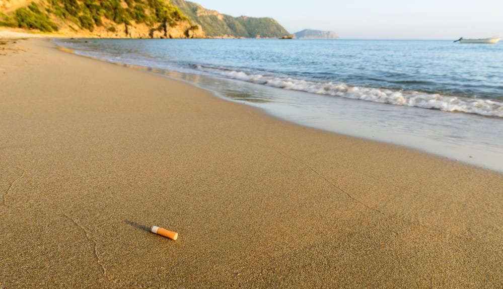 spiagge inquinate da mozziconi di sigarette