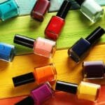 Esmalte de uñas casero con ingredientes naturales.