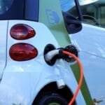 ¿Cómo hacer que la batería eléctrica de tu coche y moto dure más?