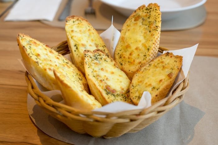 COME FAR DIVENTARE CROCCANTE IL PANE RAFFERMO