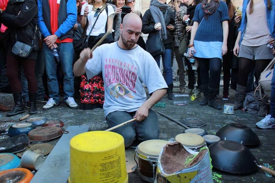 musicisti strumenti riciclati dario rossi percussionista di strada video