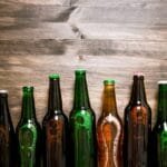 Botellas de cerveza de reciclaje creativo: 10 pensamientos