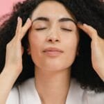 Yoga facial: 10 ejercicios para hacer en casa